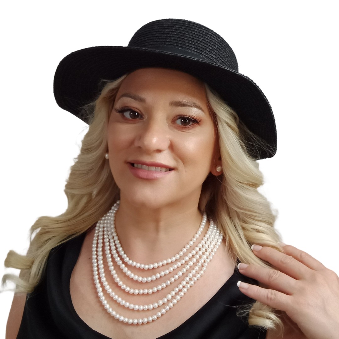 Colier cu Perle Naturale Albe, Calitatea AA+, Model Extravagance, Pe Model cu Pălărie Neagră, Stil Glamour